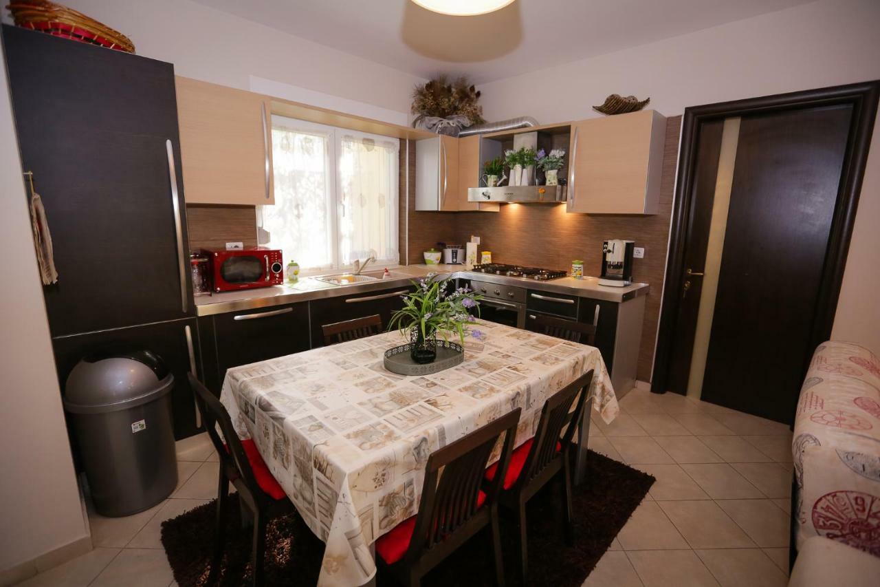 Pine-Tree Apt W/ Private Garden 50 M From The Sea Golem  Exterior foto